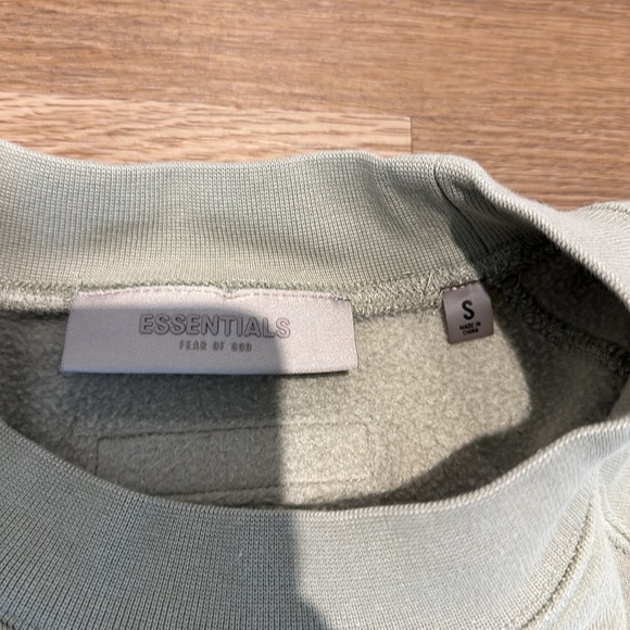 Essentials Crew Neck - Picture 3 of 5